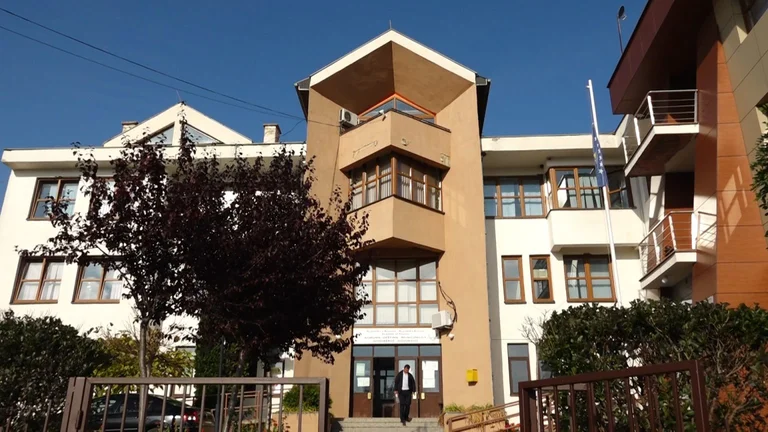 Les chefs de S.H.E. savaient que le Kurbetch avait été embauché pendant trois ans dans la municipalité de Novoberde.