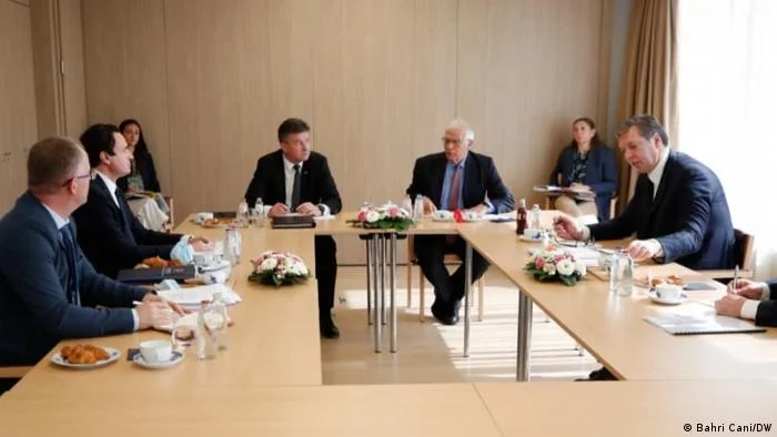 Kurti po pret ftesë nga BE-ja që takohet me Vuçiqin: Ne jemi të gatshëm