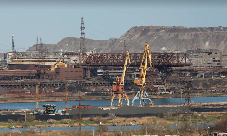 La Russie permet l'évacuation civile, signale le cessez-le-feu à l'usine Azovstal