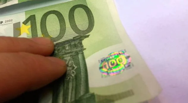 Qytetari mashtrohet nga “punëtori” i Kuvendit të Kosovës, ia mori afro 3 mijë euro