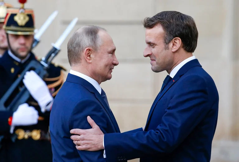 Le président russe Vladimir Poutine félicite Macroni pour sa victoire