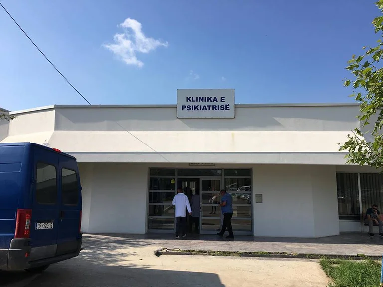 Le patient quitte la clinique psychiatrique de Pristina