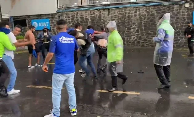 Terrible. Violence in football doesn't stop, beating to the ground among fans in Mexico.