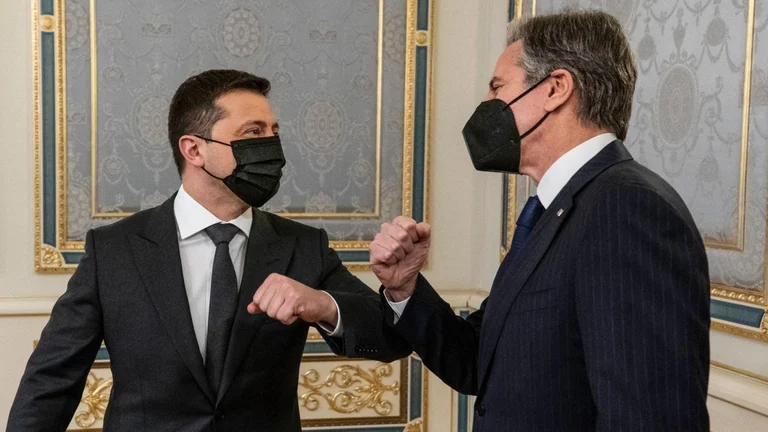 Blinken promete en Kiev: Esta semana devolvemos diplomáticos y $713 millones en ayuda militar