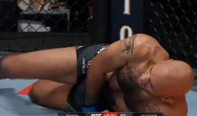 Awful Krieger von UFC wird unter dem Gürtel von dem Gegner geschossen, links Atemlos
