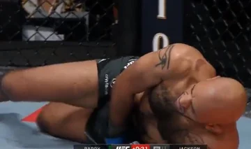 Awful Krieger von UFC wird unter dem Gürtel von dem Gegner geschossen, links Atemlos