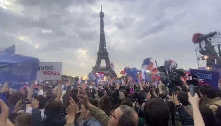 Die Partei beginnt nach dem Macron-Sieg in Paris.