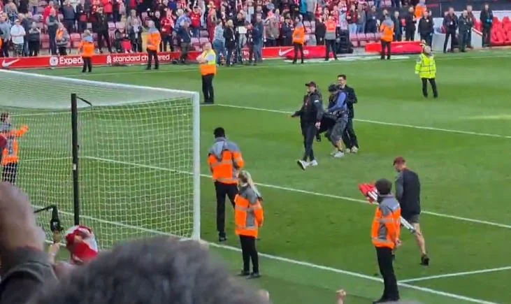 Look what Klopp does after his match with Everton electricitys fans.