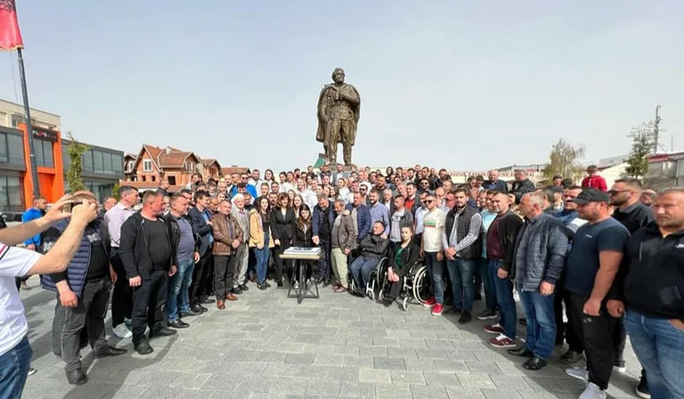 L'anniversaire de Thaci est également célébré à Skenderaj : Sami Lushtaku coupe le gâteau avant la statue d'Adam Yashhar