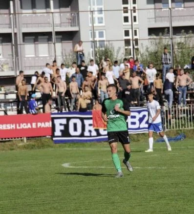 Il giocatore di calcio del Kosovo subisce un attacco di cuore durante la partita, lo porta in ospedale, e mette i suoi stand