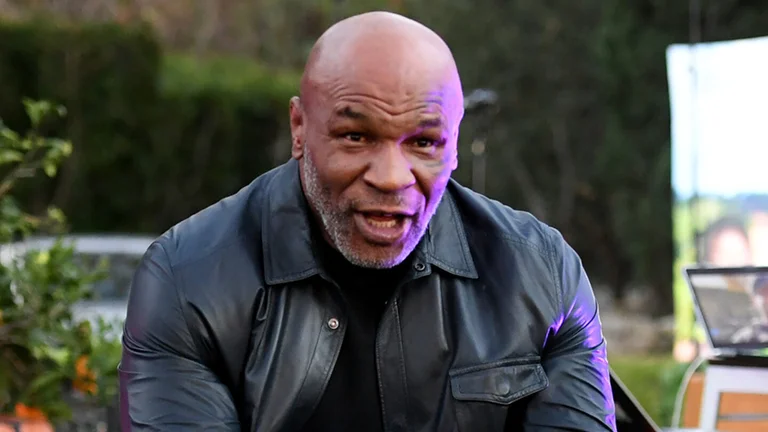 Mike Tyson hat gleich nach dem Flugzeugvorfall mit einem Ventilator Fotos gemacht.