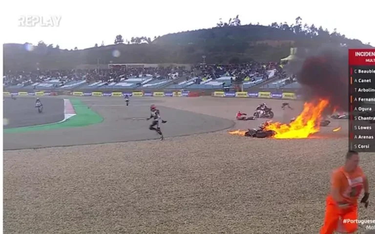 A formidable accident in motorcycle races, the pilot runs in fear of explosion, as motorcycles are involved in fire