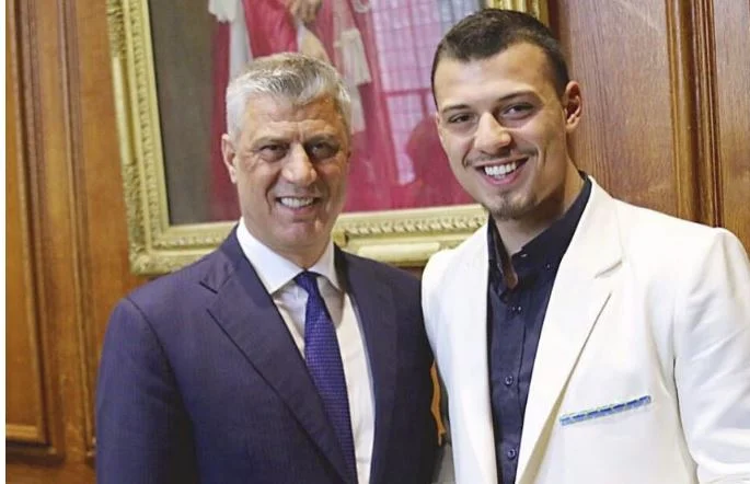 Fernab von Dad feiert Andrew Hashim Thacis Geburtstagstorte, hat ein paar Worte für ihn