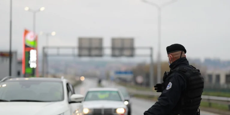 Die Polizei informiert über den Unfall auf der Straße von Pristina: Fushe Kosovo, wo ein Fuß getroffen wurde