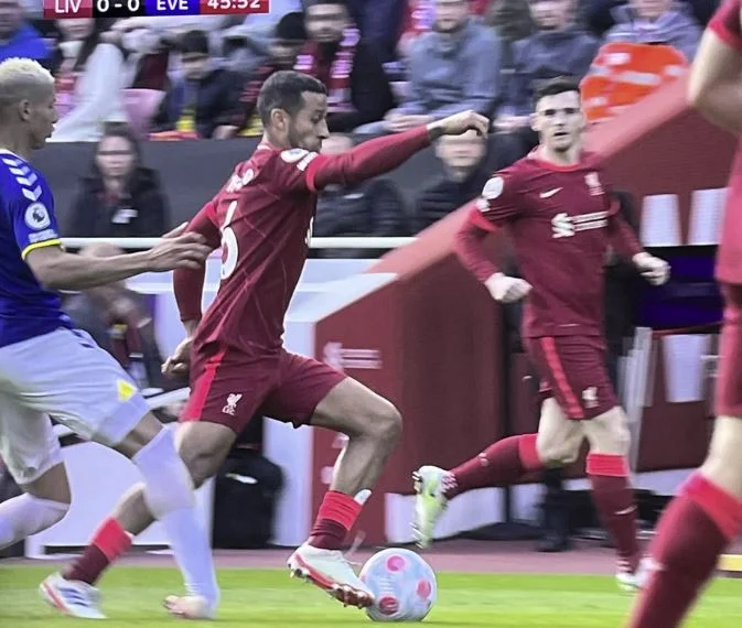 Stanno mostrando immagini spaventose di Richarlisso per un po', e sta rompendo la gamba sulla prima parte di Liverpool.