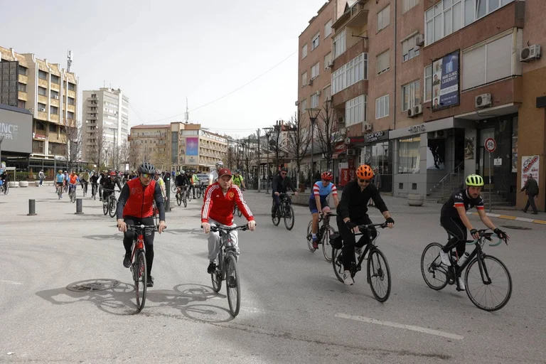 Rama e il suo ciclo personale sulle strade della capitale (FOTO)