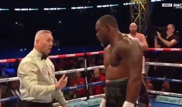 In langsamer Bewegung, schauen Sie, wie Warumte sich nach dem Klopout, den er von Fury akzeptiert hat, an den Richter schaute