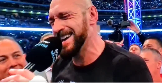 En plus de faire un match de boxe puissant, Fury raconte la chanson, avec 94 mille fans à Wimbledon.