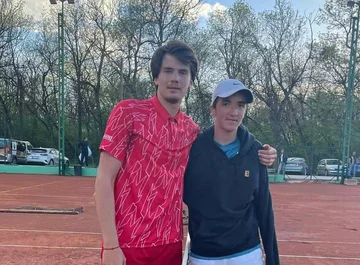 Melos Nallban beseitigt Serben Alex Gavrilovic auf der ITF World Tennis Tour Junioren .Nis Open 2022
