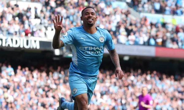 Man City non si ferma in una lotta di titolo, sconfiggendo Watford.