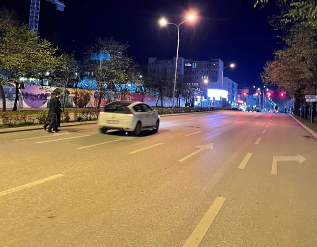 1a strada, l'occhio spaventato del cittadino “, guida attraverso la strada chiusa.