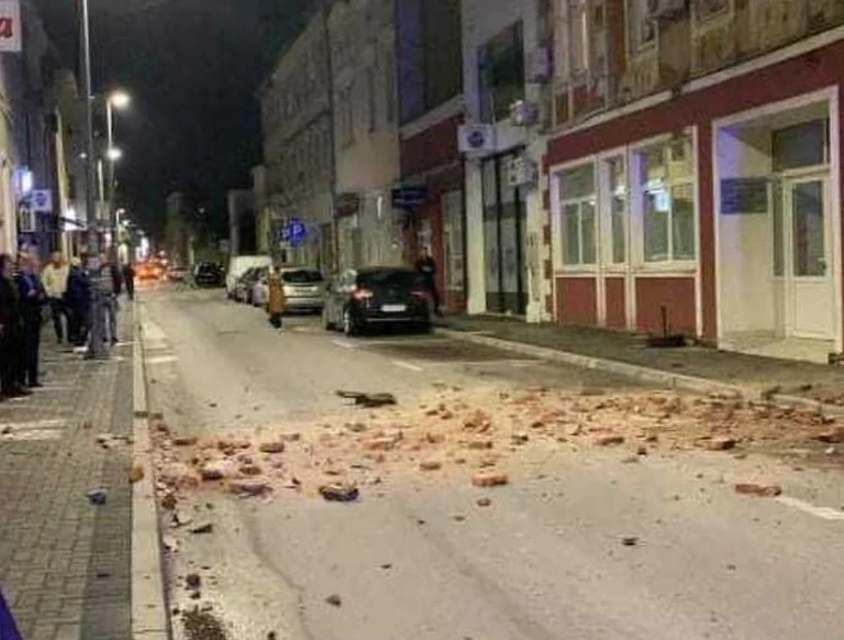 Per il possente terremoto di ieri sera, sono stati registrati più di 30 banchi