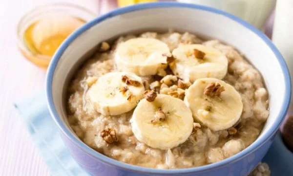 Frühstück ist besser, wenn Sie eine Banane essen