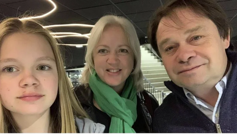 Russische Multimillionthryer Achsen seine Frau und Tochter, dann selbst