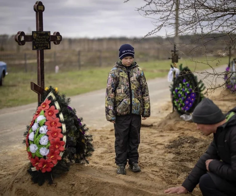 Schmerzvoll: 10 Jahre alt Ukrainisch geht, um seine Mutter zu begraben