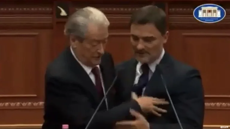 Berisha spinge l'ex partito dal relatore, Rama ride: Judo in parlamento (VIDEO)