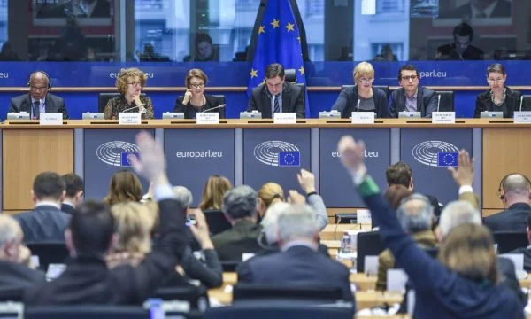 Angriffe und Diskreditierung der Sprache gegen Journalisten im Kosovo, von Croamon kritisch über die Situation