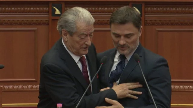 gradon Sali Berisha: Video moment when you push the PPS chief of deputies from the speaker