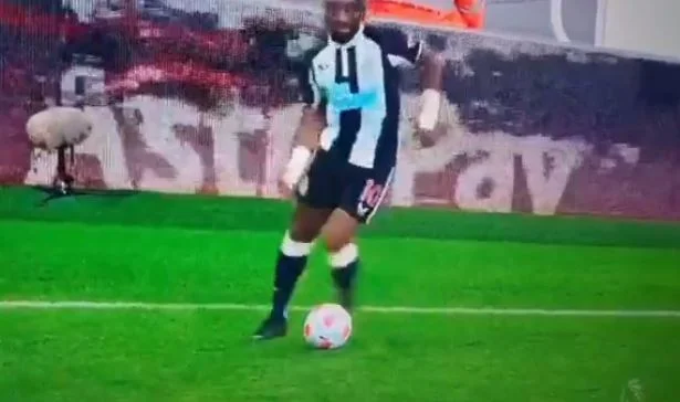 Non hai mai visto Newcastle Player ballare nel campo e spostare la palla a Crystal Palace.