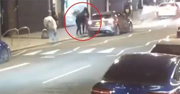 Es dreht sich heraus Video darüber, wie der Boxer Amir Khan eine Waffe an seinen Kopf legte.