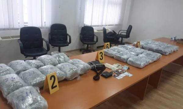 Il laboratorio di droga è distrutto, 56kg sequestrato e 5 persone arrestate