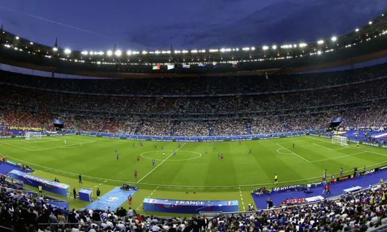 U n EFA achète des billets pour les finales de la Ligue des Champions et de la Ligue de l'Europe ce sont les prix