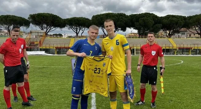 Il nipote di Adem Jashar presenta la squadra dell'Ucraina con le firme dei giocatori