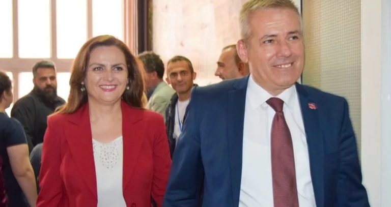 Jelal Svechlas Frau, auch in UBT beschäftigt, an der Hochschule bevorzugt sie Minister Ali