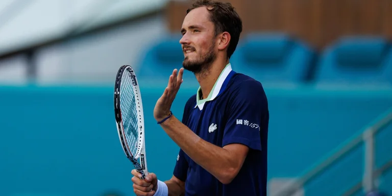 Los jugadores rusos de tenis no pueden participar en Wimbledon