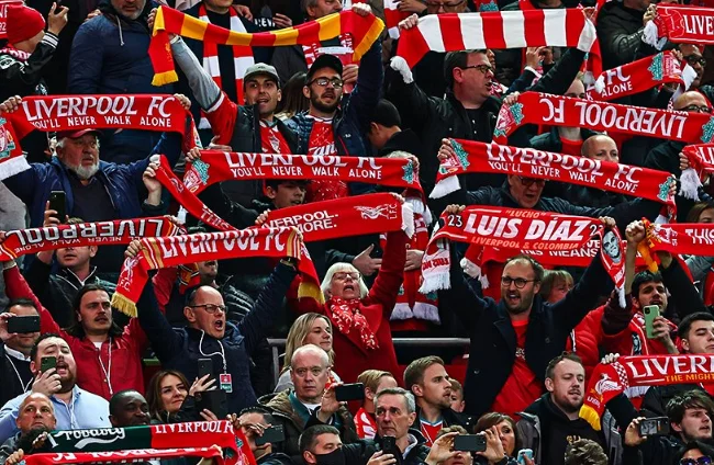 Il nuovo video"Tutti i fan di Liverpool in piedi e cantando la canzone" “Non camminerai mai solo su” per Ronaldon