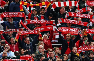 Das neue Video"Alle Fans von Liverpool stehen und singen den Song" “Du wirst nie nur spazieren” für Ronaldon