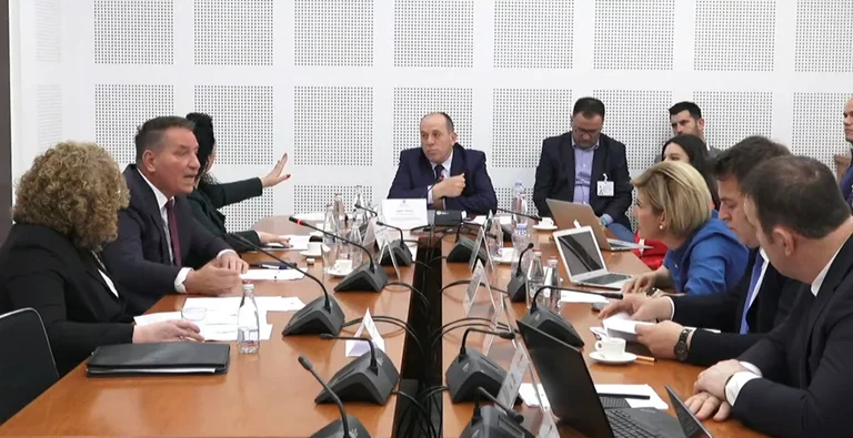 Scandal, devo spiegare, voi due vi fermate: La sala va alla commissione che segnala Rosette Hajdari