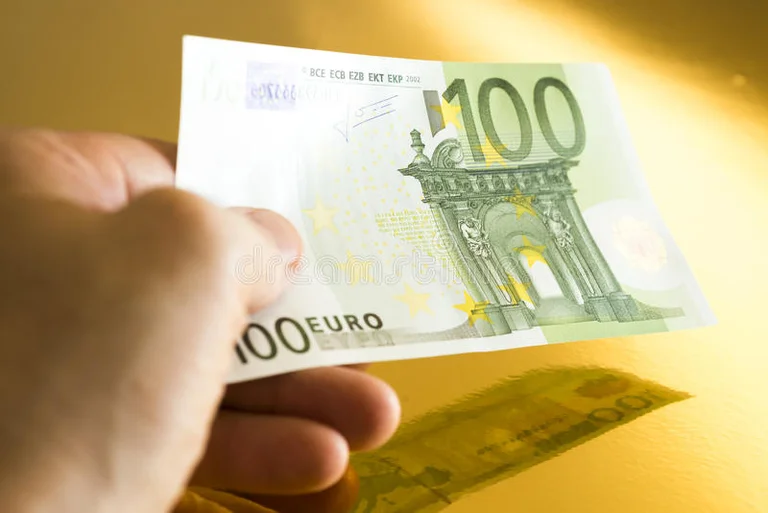 100-euro application for private sector workers and students is expected to open today