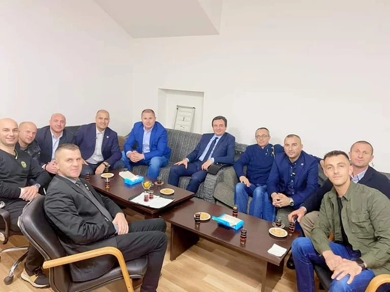 Prime Minister der Menschen präsentiert 10 Bodyguards in der Nähe von Tee Tasse