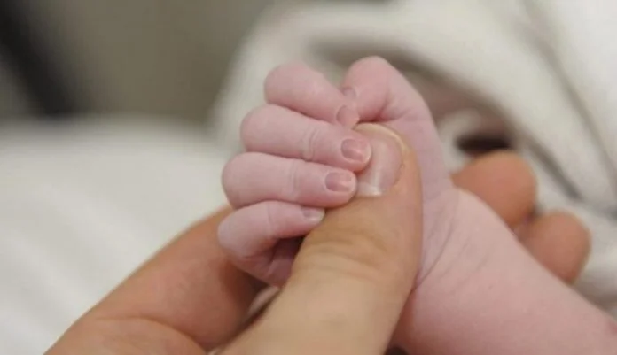 Il nuovo va con dolori allo stomaco in ospedale, nasce nel bagno di emergenza