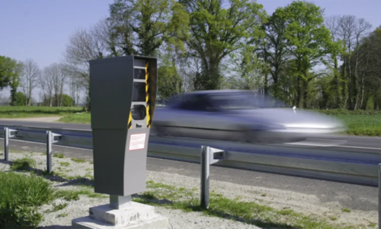 Kosovar dans la zone 80 conduit 195km/h, pris par la police en Suisse