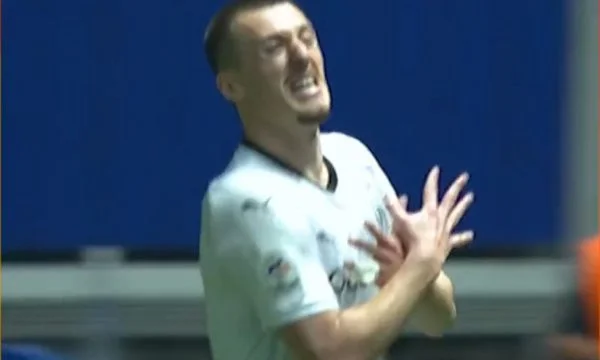 Giocatore di calcio kosovaro follemente festeggiato con aquile come Jaka e Shaqiri