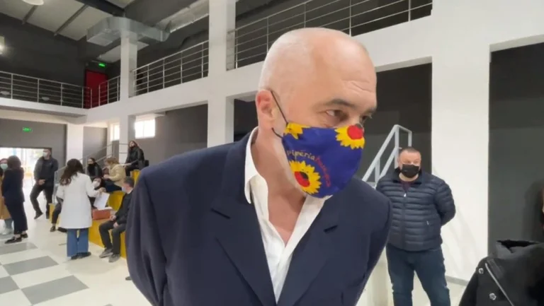 Una volta Rama, ora questo primo ministro finisce in polizia per non aver indossato la maschera
