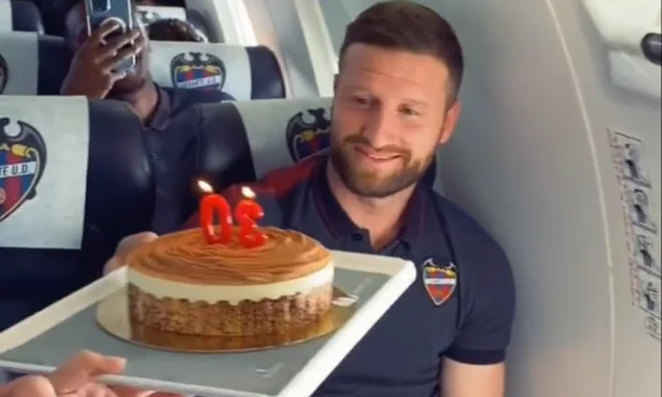 Gli amici lo sorprendono sull'aereo, Mustaf soffia la sua candela di compleanno nel cielo.