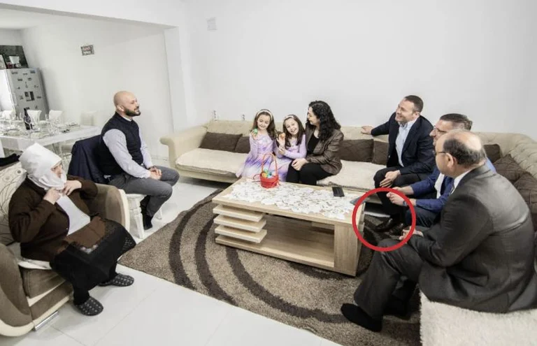 Erster Sir” offenbart Kosovo Familie, geht ins Haus mit Schuhen